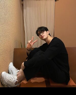 Ha Jong-woo Instagram - 성수 카페~.~

📷 @woo330261