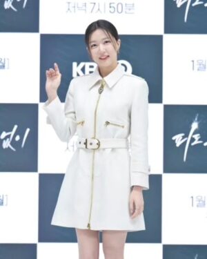 Ha Yeon-joo Instagram - 제작발표회 했어요!
오늘부터 월-금 저녁 7시 50분 <피도 눈물도 없이>
많은 관심 부탁드려요❣️
.
지난 작품 끝나고 정글의 법칙 촬영 이후로
-결혼
-발리에서 200시간 요가 연수
-소울숲 요가복 런칭
-31주간 보이차 포함 차 수업 수료
-올드소울티 보이차 런칭
-1년간 마크로비오틱 레벨1 과정 수료
-소울숲시큐리티 설립 등 개인적인 일로만 바쁘게 보내다보니 이런 자리 낯설었잖아요.😝 그 사이 몇 년이 훌쩍❣️
.
드디어 만나요❣️