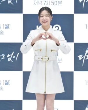 Ha Yeon-joo Instagram - 제작발표회 했어요!
오늘부터 월-금 저녁 7시 50분 <피도 눈물도 없이>
많은 관심 부탁드려요❣️
.
지난 작품 끝나고 정글의 법칙 촬영 이후로
-결혼
-발리에서 200시간 요가 연수
-소울숲 요가복 런칭
-31주간 보이차 포함 차 수업 수료
-올드소울티 보이차 런칭
-1년간 마크로비오틱 레벨1 과정 수료
-소울숲시큐리티 설립 등 개인적인 일로만 바쁘게 보내다보니 이런 자리 낯설었잖아요.😝 그 사이 몇 년이 훌쩍❣️
.
드디어 만나요❣️
