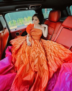 Haifa Hassony Instagram - 🧡🩷💜
:
:
:
الفستان من @yona.iq 
تصميم @fouadsarkisofficial 
شعر @mohammedaldika 
ميك اب @ieebo_m.u.a