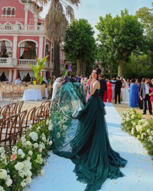 Haifa Hassony Instagram - 🤍👰🏻‍♀️

الف الف مبروك منوش 🤍 
طالعة اميرة 👰🏻‍♀️ 
@minaalsheikhly