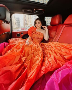 Haifa Hassony Instagram - 🧡🩷💜
:
:
:
الفستان من @yona.iq 
تصميم @fouadsarkisofficial 
شعر @mohammedaldika 
ميك اب @ieebo_m.u.a