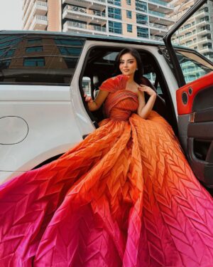 Haifa Hassony Instagram - 🧡🩷💜
:
:
:
الفستان من @yona.iq 
تصميم @fouadsarkisofficial 
شعر @mohammedaldika 
ميك اب @ieebo_m.u.a