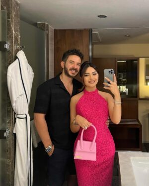 Haifa Hassony Instagram - كل عام وانت بخير  ياهديتي من الله … 
كل عام وانت حبيبي وصديقي ورفيق دربي والقريب لقلبي .. 
كل عام وانت اجمل شخص بحياتي ربي ميحرمني منك طول العمر 🤲 
كل عام هالعمر كاتب الك أشياء جميلة مليانة رضا وفرح وسعادة وراحة بال يارب 🤲 
كل عام والدنيا ماتحلى اله بيك وبعيونك وبصوتك .. 
كل عام واني احبك واضل اكول احبك كدام كل العالم 🥹 
@bakr_khald