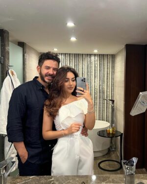 Haifa Hassony Instagram - كل عام وانت بخير  ياهديتي من الله … 
كل عام وانت حبيبي وصديقي ورفيق دربي والقريب لقلبي .. 
كل عام وانت اجمل شخص بحياتي ربي ميحرمني منك طول العمر 🤲 
كل عام هالعمر كاتب الك أشياء جميلة مليانة رضا وفرح وسعادة وراحة بال يارب 🤲 
كل عام والدنيا ماتحلى اله بيك وبعيونك وبصوتك .. 
كل عام واني احبك واضل اكول احبك كدام كل العالم 🥹 
@bakr_khald