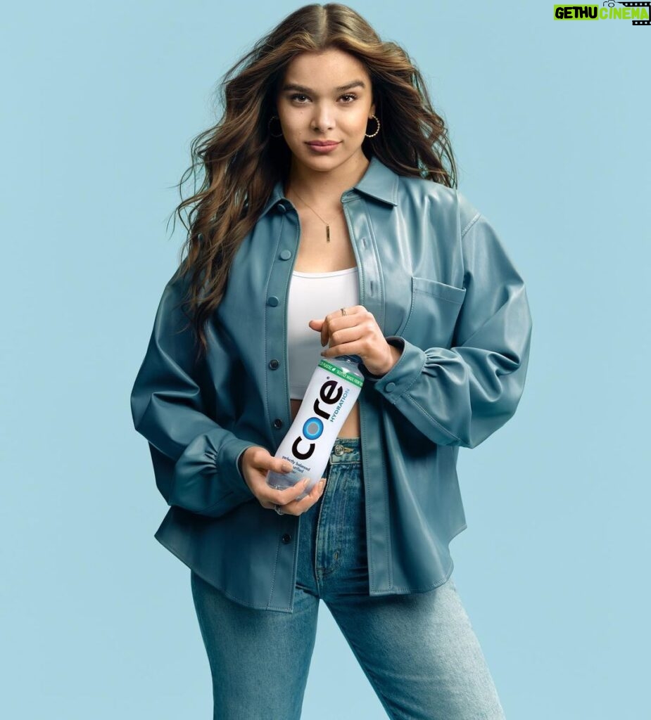 Hailee Steinfeld Instagram - @core hydration is perfectly balanced to mimic your body’s natural pH, which makes it the perfect partner for any wellness activity🙏🏼 comment below on ways you like to find your balance!🧘🏻‍♀️ #ad #FindYourCore