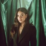 Hailee Steinfeld Instagram - the first 3 episodes of DICKINSON S3 are OUT NOW!!! i couldn’t be more excited that the beginning of this final chapter is finally yours… 🥀🌳🕊 shot by @annienoelker for @latimes interview by @ali.lorraine 🫀 @dickinson @appletvplus @appletv