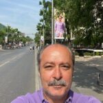 Hakan Çimenser Instagram - Hazır caddeyi boş bulmuşum,arkadaşla yürüyelim dedik😂 Suadiye'de