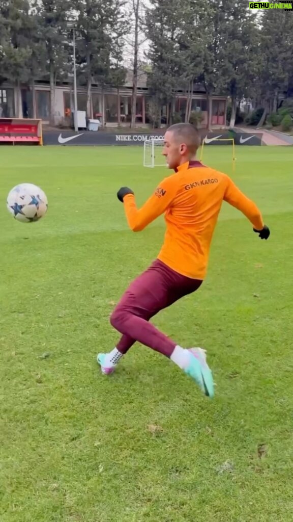Hakim Ziyech Instagram - Long balls with Hakim Ziyech 🔥 How many would you do? On tour with @turkishairlines ✈