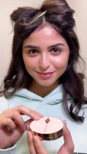 Hala Al Turk Instagram - هل أنتِ مستعدة لرؤية إطلالة تلبوري الخاصة بي في رمضان؟

استكشفي كيف حصلت على إطلالة متألقة مثالية لشهر رمضان من خلال متابعة مُسلسل رمضان الجديدة من @charlottetilburyarabia: أسرار الجمال مع شارلوت تلبوري مع المُضيفة الجميلة @lojain_omran! شاهديها الآن على قناة اليوتيوب الرائعة الخاصة بشارلوت!!

اشتركي في قناة شارلوت تلبوري على اليوتيوب لتُشاهديها الآن!

#أسرار_الجمال_مع_شارلوت_تلبوري

ARE YOU READY TO SEE MY TILBURY TRANSFORMATION FOR RAMADAN? 💫
 
Find out how I got the perfect GLOWING look for Ramadan by tuning in to @charlottetilburyarabia’s NEW! Ramadan Series: Beauty Secrets with Charlotte Tilbury hosted by the BEAUTIFUL @lojain_omran! Watch it NOW on Charlotte’s MESMERISING Youtube channel!!
 
📺 Subscribe to Charlotte Tilbury’s YouTube channel to watch NOW!
 
‎#أسرار_الجمال_مع_شارلوت_تلبوري #BeautySecretswithCharlotteTilbury #CharlotteTilbury @charlottetilburyarabia @lojain_omran