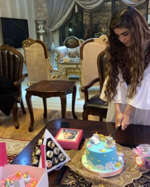 Hala Al Turk Instagram - اشكر كل من هنأني بعيد ميلادي❤️، تهنأتكم غالية على قلبي بكم و معكم أدخلتم السرور لقلبي💞 الله لا يحرمني منكم 🙏🏻💞 عائلتي، اصدقائي و بالأخص (امون، زهرا، ليليا،نور) ، شركتي و فانزاتي 💗💗💗💗💗 #الشعب_الحلاوي 
@platinumrecordsmusic 
@mbc4insta 
@mbctrending 
@popilicious 
@tabiad21 
@nadinetarabay 
@mahaalturk_ 
@m7md._23 
@reema_issa 
@alturkluma 
@alturkproductions 
@gazalmalturk 
@taymoormarmarchi