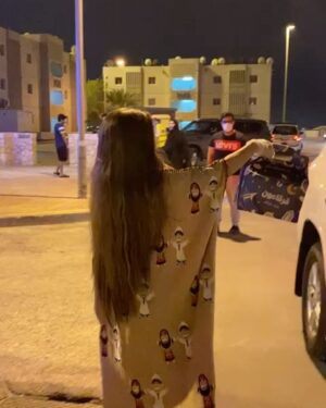 Hala Al Turk Instagram - سُعدت بمشاركتي اليوم مع (بَست السعادة) لتوزيع الهدايا على أطفال البحرين بمناسبة القرقاعون 🍬🍫بالتعاون مع وزارة شؤون الشباب والرياضة ❤️💪🏻.الله يحفظ البحرين حكومةً وشعباً🇧🇭🤲🏻 .بحرينية وافتخر❤️❤️❤️🙏🏻🇧🇭🇧🇭 #معاً_ضد_الكورونا #وزارة_شؤون_الشباب_والرياضة #عشان_البحرين @mysbhr #كلنا_فريق_البحرين #قرقاعون #رمضان_الأسرة