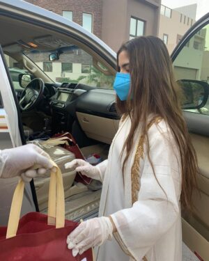Hala Al Turk Instagram - 🇧🇭❤️❤️❤️❤️🙏🏻👑 تضامناً مع الحملة الوطنية #فينا_خير والتي اطلقها صاحب السمو الشيخ ناصر بن حمد آل خليفة حفظه الله، للمساهمة في دعم الجهود الوطنية لمكافحة فيروس كورونا🦠 يسعدني ويشرفني التبرع بثياب عيد لِ(١٥٠) طفل وطفلة من الأطفال اليتامى والمحتاجين بمناسبة قرب قدوم عيد الفطر المبارك ، أعاده الله على الجميع وعلى وطني البحرين حكومةً وشعباً بالخير والبركة والصحة والعافية والأمن والأمان . كل الشكر والتقدير والاحترام لجمعية التربية الإسلامية لمساعدتي في توصيل الثياب لمستحقيها ، واخص بالشكر الأخ الأستاذ حمد السبيعي 🙏🏻 #وحدتنا_في_قوتنا  #كلنا_فريق_البحرين 
#فينا_خير #البحرين #مجتمع_واعي #جمعية_التربية_الإسلامية  # عشان_البحرين #بلاتينيوم_ريكوردز  #سيدتي #ام_بي_سي١  #وزارة_شؤون_الشباب_والرياضة  #معاً_ضد_الكورونا 
@nasser13hamad