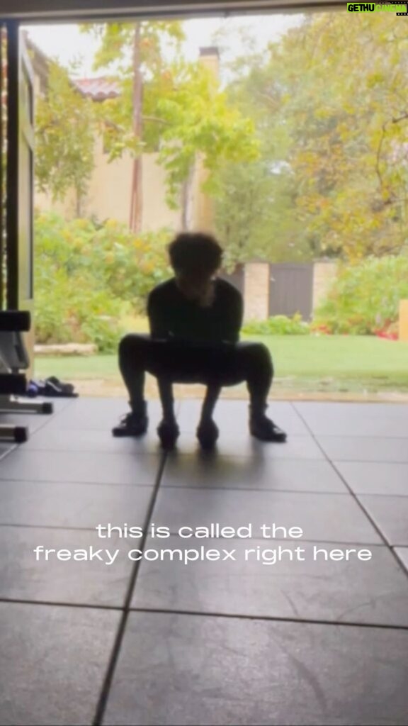 Halle Berry Instagram - It’s #fitnessfriday and this week I’m @respin-ning my body with the freaky complex 😂 ! What I love about @peterleethomas is he comes up with new exercises that give me new ways to challenge myself and keep the workouts fun! So let’s get it and head on over to @respin to get your freak on and my favorite lemon basil halibut recipe! 💪🏽