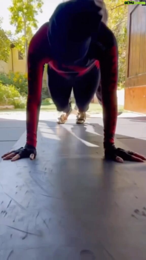 Halle Berry Instagram - It’s #fitnessfriday once again! @PeterLeethomas put me through a simple dumbbell workout, but let me tell you it was an AB BURNER! And if you wanna know what that hard-to-drink liquid is and why I’m drinking it, head to @respin and get all the deets. Plus get my actual workout and a new smoothie recipe by my nutritionist @BeWellByKelly. Let’s keep getting fit together! 💪🏽