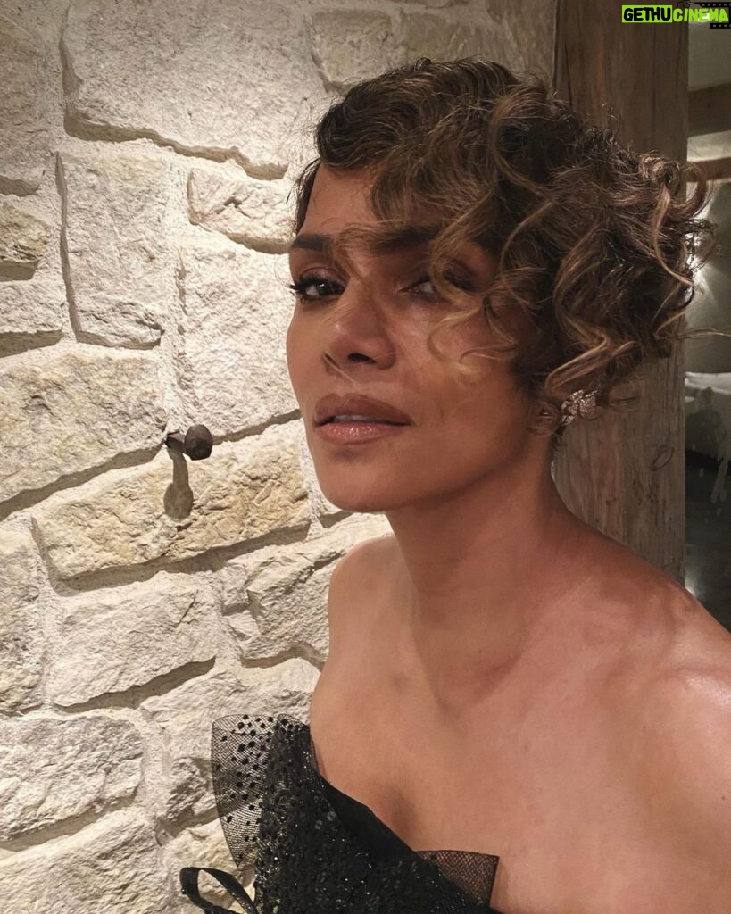 Halle Berry Instagram - BIG love to my secret weapons @kiyahwright1 for my new cut and @traceycunningham1 for color! I love my ladies!