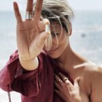 Halle Berry Instagram - trusting my gut and taking care of it too. I’ve found the most AH-MAZING product that I can’t stop sharing. rē•spin your approach to gut health with @pendulumlifeco. When your GUT is healthy, your whole body can be healthy. By taking 2 little pills a day, you take control of your power and body by prioritizing your wellness in the easiest way possible. Healing my GUT has changed my life. Join me in feeling beautiful from the inside out! 💜 Head over to @respin and get your Glucose Control today!