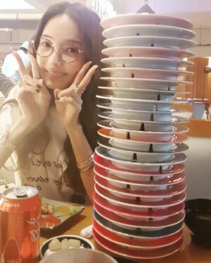 Han Chae-young Instagram - #회전초밥 #진짜많이먹음 😆😆 #sushitime #somanydishes 🤣🤣