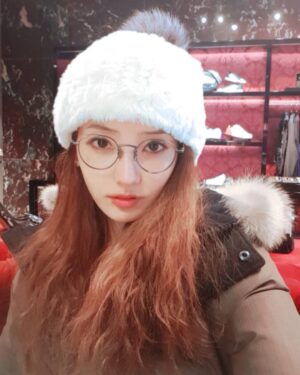 Han Chae-young Instagram - downtown~Michigan Ave~ #너무춥다 #손이꽁꽁 #깜놀 😨😨 #notkidding #itssocold #shockinglycold unbelievable 😲😲