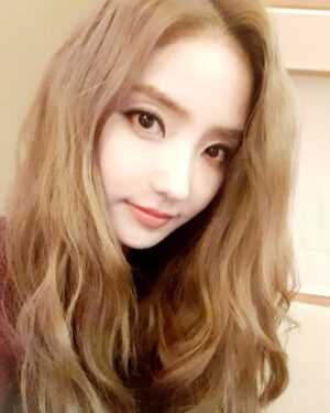 Han Chae-young Instagram - #금요일 😉😉 #friday
