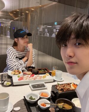 Han Chae-young Instagram - 맛점😀😀