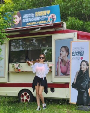 Han Chae-young Instagram - 첫촬영 잘하라고 커피차 보내준 
@ya9579 @soyounlee923 
땡큐❤️