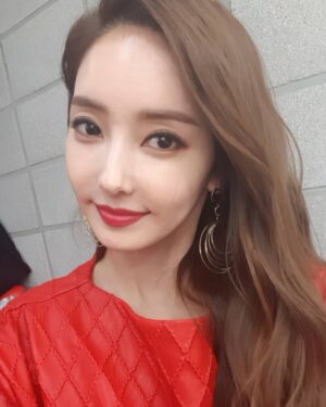 Han Chae-young Instagram - #오랜만에 #풀메이크업 💗💗 #makeup