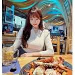 Han Gyu-ri Instagram - #협찬 독특한 해산물 메뉴와 바다를 연상시키는 인테리어가 신기했구요👍 해산물 코스 메뉴들이있어요 저희는 랍스타플래터를먹었는데 타코플래터, 크랩플래터 들이있어서 골라서먹는 재미가있구요 😊 당일 공수되는 신선한 해산물을 사용해서 랍스타,가리비,문어 해산물들이 너무신선해서 맛있게먹었어요 🥰🥰 #미자씨 #연남동맛집 #연남동데이트 #연남맛집 #연남데이트 #연남동 #연남 #연트럴파크 #홍대 #홍대맛집 #koreatravel #seoultravel #seoulhotplace #hongdae #yeonnam #hongdaehotlpace #yeonnamhotplace #맛집탐방 #맛스타그램 #먹스타그램