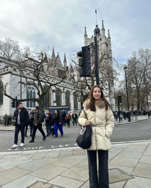 Han Hye-jin Instagram - #bigben 
#londoneye 가서 사진 찍고
#eurostar 타고 파리로 이동 🚅
#arcdetriomphe 
#샹제리제거리 구경하고
에펠탑 앞  #girafeparis 에서 강인이 삼촌 만나서 
맛있는 식사하고 기념 사진 😍
유명한 삼촌들 만난 우리 시온이 
아빠랑 삼촌들이랑 진짜 친하냐고 거듭 확인😂