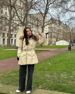 Han Hye-jin Instagram - #bigben 
#londoneye 가서 사진 찍고
#eurostar 타고 파리로 이동 🚅
#arcdetriomphe 
#샹제리제거리 구경하고
에펠탑 앞  #girafeparis 에서 강인이 삼촌 만나서 
맛있는 식사하고 기념 사진 😍
유명한 삼촌들 만난 우리 시온이 
아빠랑 삼촌들이랑 진짜 친하냐고 거듭 확인😂