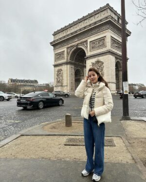 Han Hye-jin Instagram - #bigben 
#londoneye 가서 사진 찍고
#eurostar 타고 파리로 이동 🚅
#arcdetriomphe 
#샹제리제거리 구경하고
에펠탑 앞  #girafeparis 에서 강인이 삼촌 만나서 
맛있는 식사하고 기념 사진 😍
유명한 삼촌들 만난 우리 시온이 
아빠랑 삼촌들이랑 진짜 친하냐고 거듭 확인😂