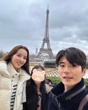 Han Hye-jin Instagram - #bigben 
#londoneye 가서 사진 찍고
#eurostar 타고 파리로 이동 🚅
#arcdetriomphe 
#샹제리제거리 구경하고
에펠탑 앞  #girafeparis 에서 강인이 삼촌 만나서 
맛있는 식사하고 기념 사진 😍
유명한 삼촌들 만난 우리 시온이 
아빠랑 삼촌들이랑 진짜 친하냐고 거듭 확인😂