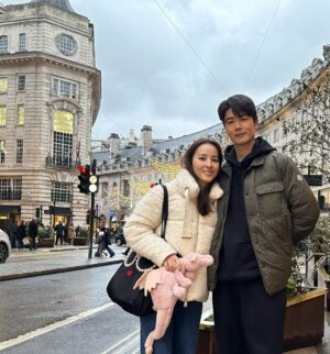 Han Hye-jin Instagram - #london #런던 #holiday #가족여행 

남편이랑  둘 다 J가 아니라서 
큰 계획없이 oxford street 걸어다니고 
Hamleys 가서 시온이만 계탄 첫 날 일정
사진 찍어 주느라 고생한 남편 고맙고 😘
(사진 실력이 늘은거 같다고 혼자 좋아했는데 
슈퍼롱다리 사진은 뺐어 여보 😅)
그리고 맛있는 거 사주신 흥민삼촌 감사합니다 🙏🏻☺️
시온이 정말 좋겠다~😍❤️
