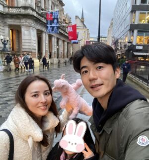 Han Hye-jin Instagram - #london #런던 #holiday #가족여행 

남편이랑  둘 다 J가 아니라서 
큰 계획없이 oxford street 걸어다니고 
Hamleys 가서 시온이만 계탄 첫 날 일정
사진 찍어 주느라 고생한 남편 고맙고 😘
(사진 실력이 늘은거 같다고 혼자 좋아했는데 
슈퍼롱다리 사진은 뺐어 여보 😅)
그리고 맛있는 거 사주신 흥민삼촌 감사합니다 🙏🏻☺️
시온이 정말 좋겠다~😍❤️