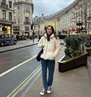 Han Hye-jin Instagram - #london #런던 #holiday #가족여행 

남편이랑  둘 다 J가 아니라서 
큰 계획없이 oxford street 걸어다니고 
Hamleys 가서 시온이만 계탄 첫 날 일정
사진 찍어 주느라 고생한 남편 고맙고 😘
(사진 실력이 늘은거 같다고 혼자 좋아했는데 
슈퍼롱다리 사진은 뺐어 여보 😅)
그리고 맛있는 거 사주신 흥민삼촌 감사합니다 🙏🏻☺️
시온이 정말 좋겠다~😍❤️