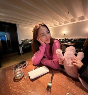Han Hye-jin Instagram - #london #런던 #holiday #가족여행 

남편이랑  둘 다 J가 아니라서 
큰 계획없이 oxford street 걸어다니고 
Hamleys 가서 시온이만 계탄 첫 날 일정
사진 찍어 주느라 고생한 남편 고맙고 😘
(사진 실력이 늘은거 같다고 혼자 좋아했는데 
슈퍼롱다리 사진은 뺐어 여보 😅)
그리고 맛있는 거 사주신 흥민삼촌 감사합니다 🙏🏻☺️
시온이 정말 좋겠다~😍❤️