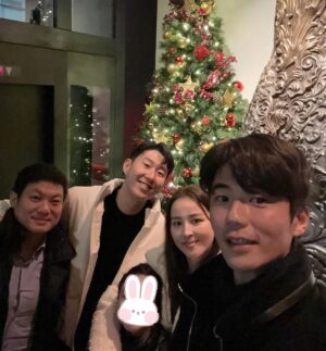 Han Hye-jin Instagram - #london #런던 #holiday #가족여행 

남편이랑  둘 다 J가 아니라서 
큰 계획없이 oxford street 걸어다니고 
Hamleys 가서 시온이만 계탄 첫 날 일정
사진 찍어 주느라 고생한 남편 고맙고 😘
(사진 실력이 늘은거 같다고 혼자 좋아했는데 
슈퍼롱다리 사진은 뺐어 여보 😅)
그리고 맛있는 거 사주신 흥민삼촌 감사합니다 🙏🏻☺️
시온이 정말 좋겠다~😍❤️
