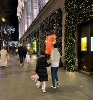 Han Hye-jin Instagram - #london #런던 #holiday #가족여행 

남편이랑  둘 다 J가 아니라서 
큰 계획없이 oxford street 걸어다니고 
Hamleys 가서 시온이만 계탄 첫 날 일정
사진 찍어 주느라 고생한 남편 고맙고 😘
(사진 실력이 늘은거 같다고 혼자 좋아했는데 
슈퍼롱다리 사진은 뺐어 여보 😅)
그리고 맛있는 거 사주신 흥민삼촌 감사합니다 🙏🏻☺️
시온이 정말 좋겠다~😍❤️