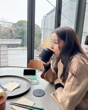 Han Hye-jin Instagram - 눈 오는 날 ☃ 오랜만에 만나 가보고 싶었던 #난포한남 에서 맛있는 음식도 먹고 (완전 제 스타일🍜) 이런저런 이야기 나누며 많이 웃고 서로 위로하고 🥹 예쁘고 착한 동생 소이 @yoonsoy 덕분에 사진도 건지고 따뜻한 차 한잔에 서로 믿음을 다지며 헤어졌네요 😁 날씨가 많이 추워요 ❄️ 눈길 조심하시고 감기도 조심하세요 🙏🏻❤️