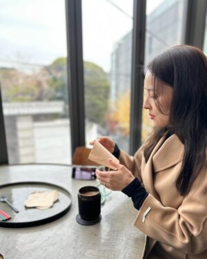 Han Hye-jin Instagram - 눈 오는 날 ☃ 오랜만에 만나 가보고 싶었던 #난포한남 에서 맛있는 음식도 먹고 (완전 제 스타일🍜) 이런저런 이야기 나누며 많이 웃고 서로 위로하고 🥹 예쁘고 착한 동생 소이 @yoonsoy 덕분에 사진도 건지고 따뜻한 차 한잔에 서로 믿음을 다지며 헤어졌네요 😁 날씨가 많이 추워요 ❄️ 눈길 조심하시고 감기도 조심하세요 🙏🏻❤️