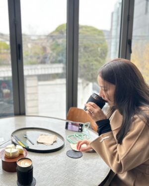 Han Hye-jin Instagram - 눈 오는 날 ☃ 오랜만에 만나 가보고 싶었던 #난포한남 에서 맛있는 음식도 먹고 (완전 제 스타일🍜) 이런저런 이야기 나누며 많이 웃고 서로 위로하고 🥹 예쁘고 착한 동생 소이 @yoonsoy 덕분에 사진도 건지고 따뜻한 차 한잔에 서로 믿음을 다지며 헤어졌네요 😁 날씨가 많이 추워요 ❄️ 눈길 조심하시고 감기도 조심하세요 🙏🏻❤️