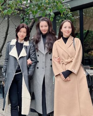 Han Hye-jin Instagram - 눈 오는 날 ☃ 오랜만에 만나 가보고 싶었던 #난포한남 에서 맛있는 음식도 먹고 (완전 제 스타일🍜) 이런저런 이야기 나누며 많이 웃고 서로 위로하고 🥹 예쁘고 착한 동생 소이 @yoonsoy 덕분에 사진도 건지고 따뜻한 차 한잔에 서로 믿음을 다지며 헤어졌네요 😁 날씨가 많이 추워요 ❄️ 눈길 조심하시고 감기도 조심하세요 🙏🏻❤️