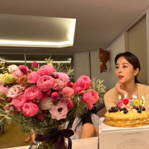 Han Hye-jin Instagram - 식구들과 집에서 조촐히 생일파티 🎂♥️
🥰
