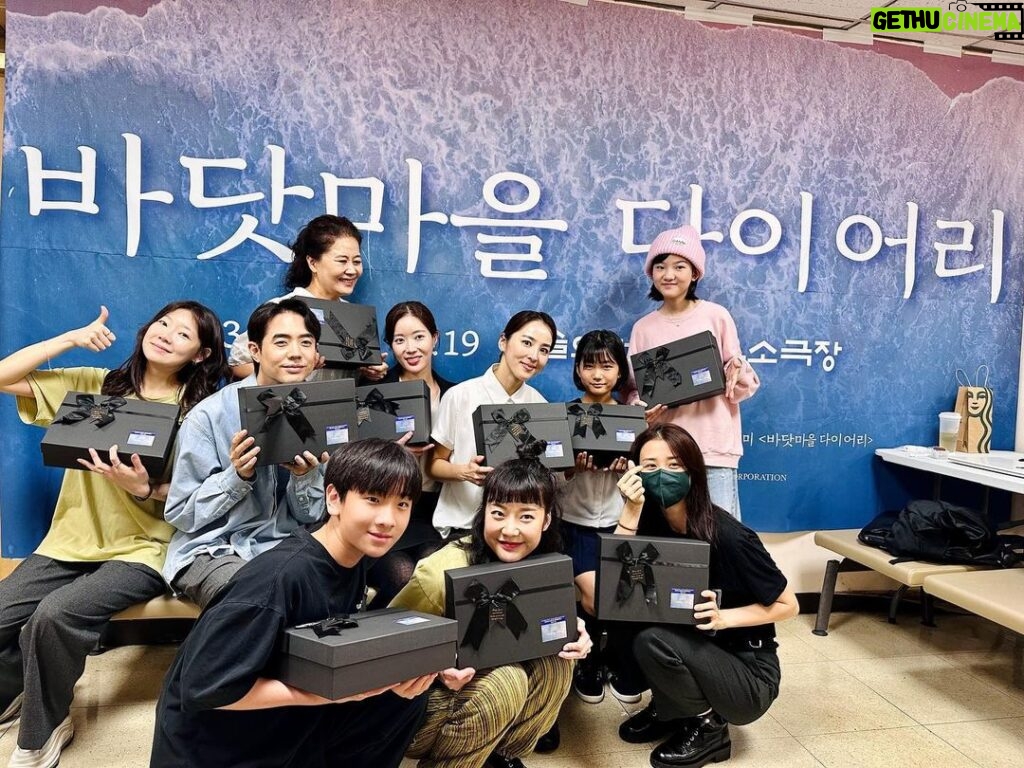 Han Hye-jin Instagram - #조승우 선배님 감사합니다🙏🏻😭 #바닷마을다이어리 팀 힘내라고 간식 box 보내 주셨어요! 맛있게 잘 먹고 힘낼게요! 선배님도 #오페라의유령 끝까지 건강하게 화이팅입니다 🙌🏻
