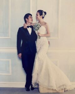 Han Hye-jin Instagram - 오늘이 저희 결혼 10주년 이에요😀 늘 한결같이 착하고 성실한, 아내를 많이 아끼고 사랑해 주는 남편을 만나 함께 두 손 꼭잡고 인생 길을 걷게 해 주신 하나님 은혜에 감사한 하루입니다. ❤️ 사진은 10년 전 #홍장현 실장님이 바쁘신 중에도 정성껏 찍어주신 결혼사진이여요. 😍 젊었네요 우리 ㅎㅎ 😆 용기내어 올려봅니다 캬캬 ❤️