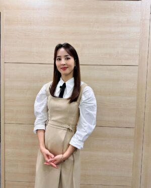 Han Hye-jin Instagram - #채널A #티처스 
#성적을부탁해티처스

요즘 학부모님들과 학생들에게 티처스 잘 보고 있다는 인사를 정말 많이 받아요. ^^
오늘도 초등학생 아이가 엄마랑 수줍게 찾아와서 티처스 나오는 이모한테 인사하고 싶다고 잘 보고 있다고 얘기해 줘서 참 뿌듯했어요. 😍
학부모가 되면서 어렵고 고민 될 때가 참 많았는데 티처스를 통해서 저도 매 회 많이 배우고 깨닫게 되네요. 
정승제 조정식, 두 좋은 선생님들을 만나 변화되는 아이들을 보며 엄마의 마음으로 함께 가슴 벅차 울컥할 때도 많았구요. 
좋은 프로그램에 함께 할 수 있어서 감사할 뿐입니다. ^^
여름에 시즌 2로 다시 인사 드릴게요. 🧡
행복한 2월 되세요! 🙏🏻