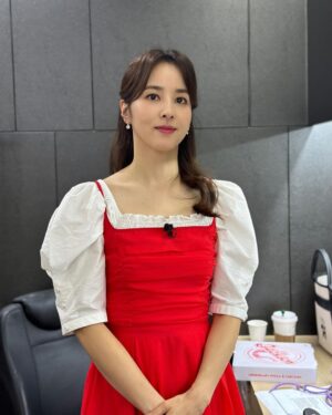 Han Hye-jin Instagram - #채널A #티처스 
#성적을부탁해티처스

요즘 학부모님들과 학생들에게 티처스 잘 보고 있다는 인사를 정말 많이 받아요. ^^
오늘도 초등학생 아이가 엄마랑 수줍게 찾아와서 티처스 나오는 이모한테 인사하고 싶다고 잘 보고 있다고 얘기해 줘서 참 뿌듯했어요. 😍
학부모가 되면서 어렵고 고민 될 때가 참 많았는데 티처스를 통해서 저도 매 회 많이 배우고 깨닫게 되네요. 
정승제 조정식, 두 좋은 선생님들을 만나 변화되는 아이들을 보며 엄마의 마음으로 함께 가슴 벅차 울컥할 때도 많았구요. 
좋은 프로그램에 함께 할 수 있어서 감사할 뿐입니다. ^^
여름에 시즌 2로 다시 인사 드릴게요. 🧡
행복한 2월 되세요! 🙏🏻