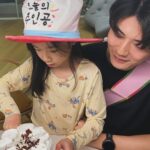 Han Hye-jin Instagram - 드디어 집에 온 기또롱 생일파티 집에서 조촐하게 😁 시온이 생일 선물 귀엽쥬? 😆 선물주고 다음 날 자기가 먹었어요 😝❤️ #생일 #여전히30대부럽군