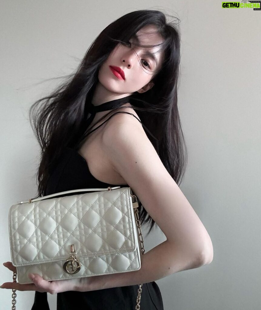 Han So-hee Instagram - #Dior #디올 @dior 😶‍🌫️