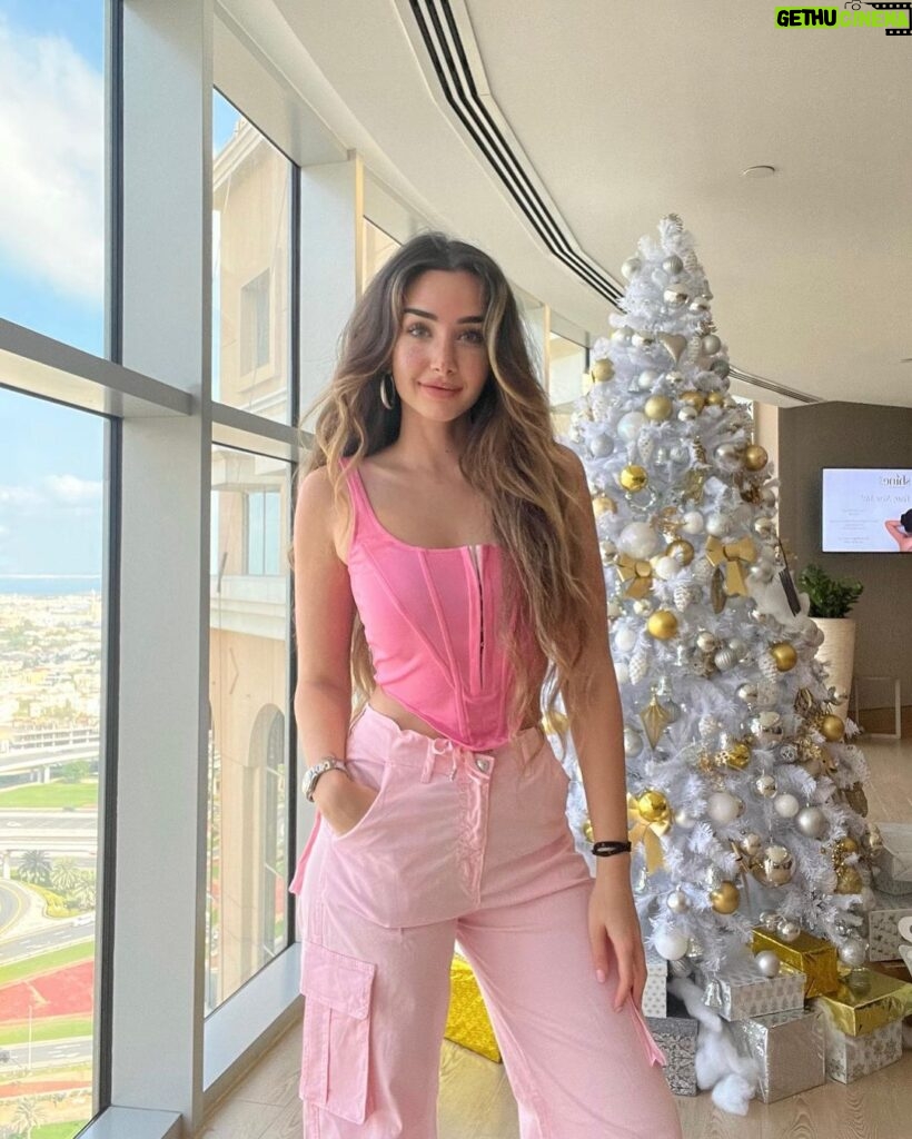 Hana AlZahed Instagram - 💖🌸🦩🫶🏻 Dubai, United Arab Emirates